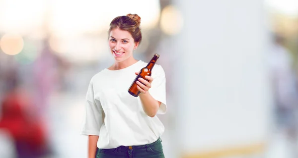 Giovane Bella Ragazza Felice Con Una Bottiglia Birra — Foto Stock