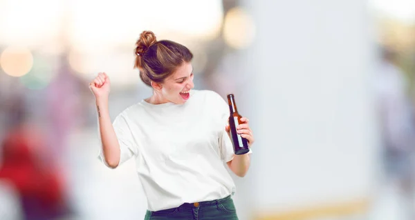 Jovem Menina Bonita Feliz Com Uma Garrafa Cerveja — Fotografia de Stock