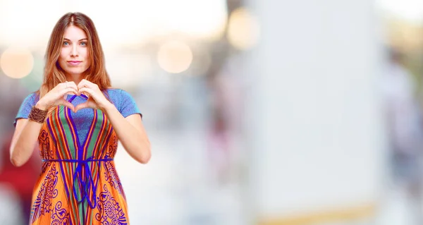 Jovem Menina Bonita Sorrindo Olhando Feliz Apaixonada Fazendo Forma Coração — Fotografia de Stock