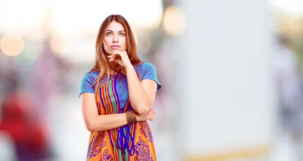 Jeune Belle Fille Avec Regard Confus Réfléchi Regardant Côté Pensant — Photo