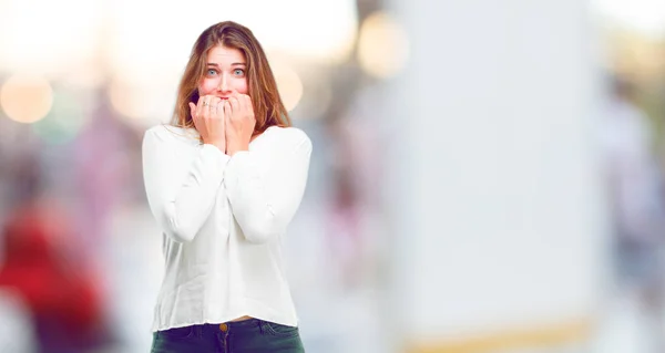 ストレスのジェスチャでは 両方の手を持つ美しい少女 Clenched 半分顔をカバー — ストック写真