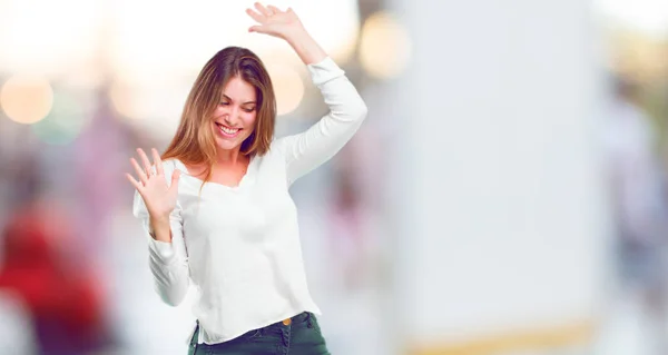 Joven Hermosa Chica Sonriendo Bailando Diversión Música Disco Animada Buscando — Foto de Stock