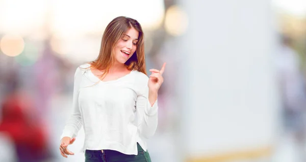 Joven Hermosa Chica Sonriendo Bailando Diversión Música Disco Animada Buscando — Foto de Stock