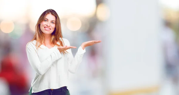 Junges Schönes Mädchen Lächelt Mit Zufriedenem Gesichtsausdruck Und Zeigt Ein — Stockfoto