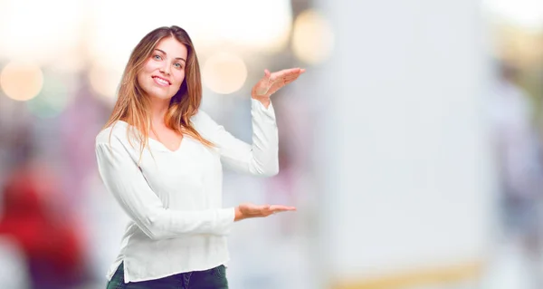 Jovem Menina Bonita Sorrindo Com Uma Expressão Satisfeita Mostrando Objeto — Fotografia de Stock