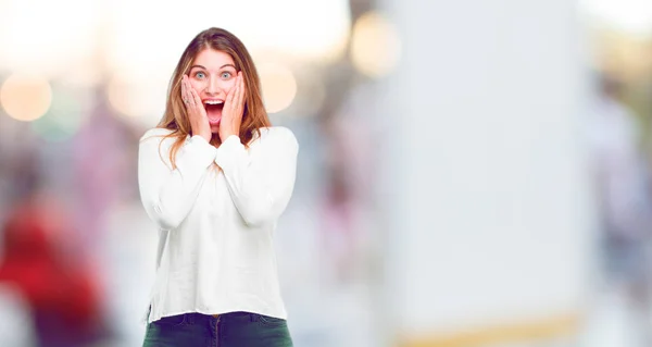 Giovane Bella Ragazza Con Una Felice Espressione Sorpresa Occhi Spalancati — Foto Stock