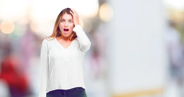 Junges Schönes Mädchen Mit Überraschtem Erstaunten Gesichtsausdruck Und Vor Schock — Stockfoto