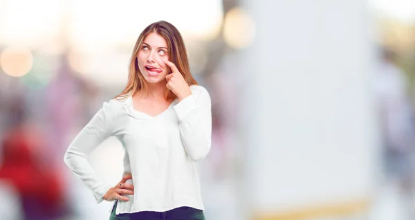 Jovem Menina Bonita Brincando Colando Língua Para Fora Com Uma — Fotografia de Stock