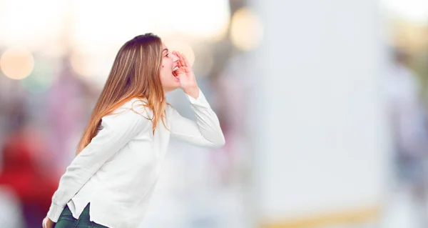 Jovem Menina Bonita Gritando Alto Como Louco Chamando Com Mão — Fotografia de Stock