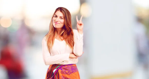 Jovem Menina Bonita Com Uma Expressão Orgulhosa Feliz Confiante Sorrindo — Fotografia de Stock