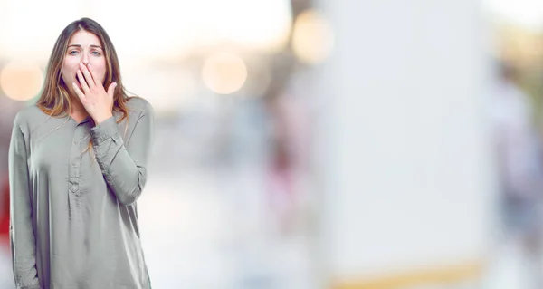 Giovane Bella Ragazza Guardando Poco Entusiasta Annoiato Ascoltando Qualcosa Noioso — Foto Stock