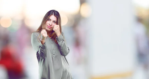 Junges Schönes Mädchen Wütender Aggressiver Und Bedrohlicher Pose Kampfbereit Und — Stockfoto