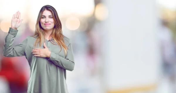 Junges Schönes Mädchen Lächelt Selbstbewusst Während Ein Aufrichtiges Versprechen Oder — Stockfoto