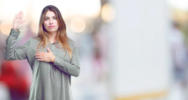 Joven Hermosa Chica Sonriendo Con Confianza Mientras Que Hace Una —  Fotos de Stock