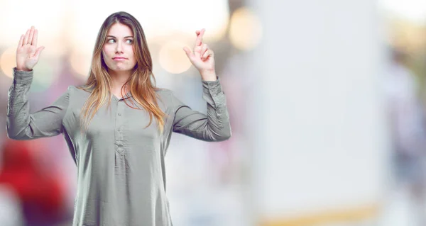 Jovem Menina Bonita Sorrindo Confiantemente Fazer Uma Promessa Sincera Juramento — Fotografia de Stock