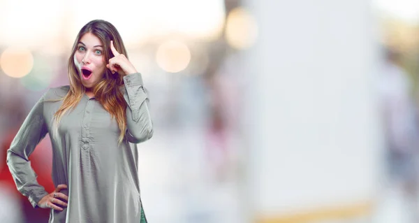 Jovem Menina Bonita Olhando Feliz Surpreso Sorrindo Pensando Uma Nova — Fotografia de Stock