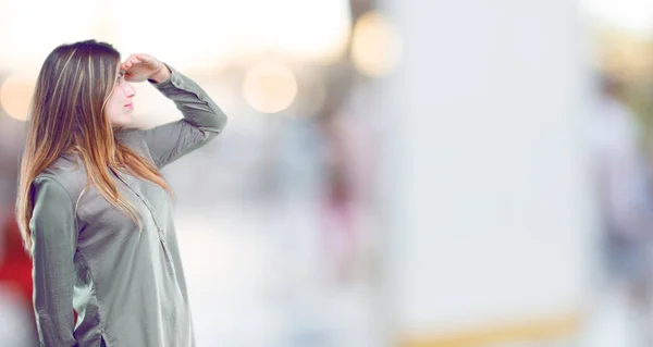 Giovane Bella Ragazza Guardando Lontano Lontananza Alla Ricerca Oggetto Lontano — Foto Stock