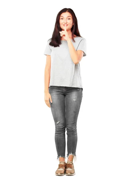 Genç Kız Tam Vücut Ağız Önünde Işaret Parmağı Ile Gülümseyen — Stok fotoğraf