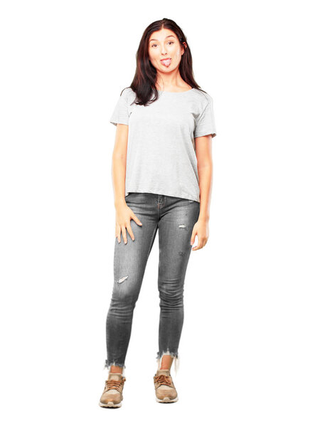 молодая красивая девушка все тело шутит, высунув язык с смешным, глупым и игривым выражением лица, глядя как дурак
.