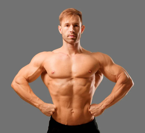 Jovem Fisiculturista Bonito Homem Posando Com Aparência Muscular — Fotografia de Stock