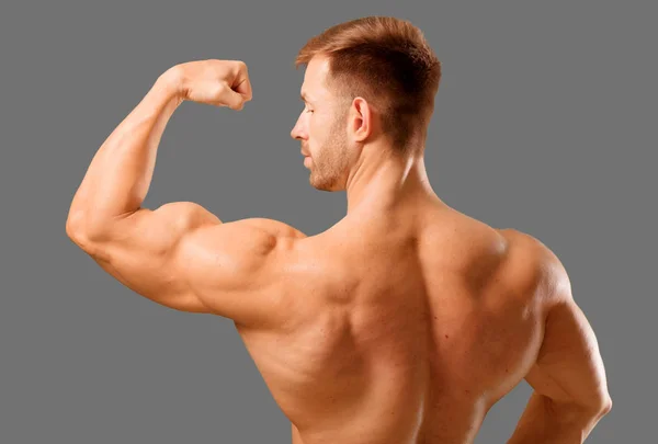 Jovem Fisiculturista Bonito Homem Posando Com Aparência Muscular — Fotografia de Stock