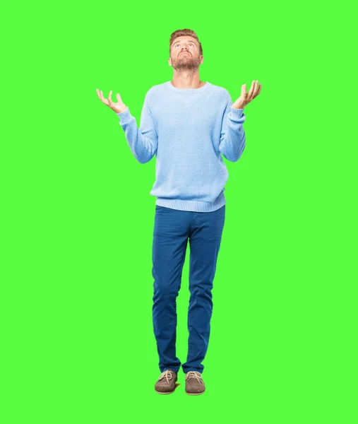 Junger Blonder Mann Posiert Auf Grünem Hintergrund — Stockfoto
