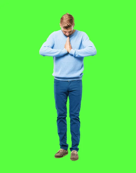 Młody Człowiek Blondynka Modli Się Sposób Święty Żebranie Proszę Życzenie — Zdjęcie stockowe
