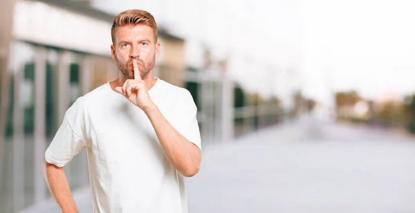 Jonge Blonde Man Die Lacht Met Wijsvinger Voor Mond Aanvragen — Stockfoto