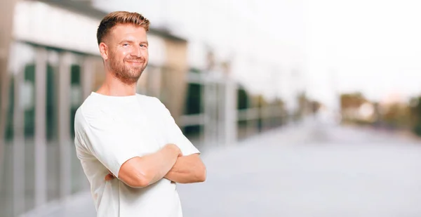 Jonge Blonde Man Die Met Een Tevreden Gelukkig Blik Haar — Stockfoto