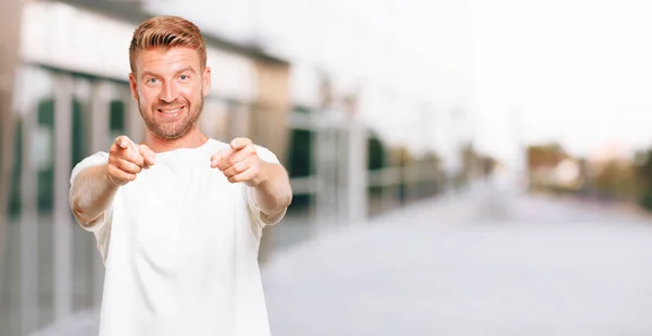 Jovem Loira Homem Sorrindo Feliz Apontando Para Frente Escolhendo Você — Fotografia de Stock