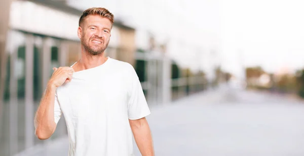 Jonge Blonde Man Glimlachen Zoek Naar Boven Naar Hemel Naar — Stockfoto