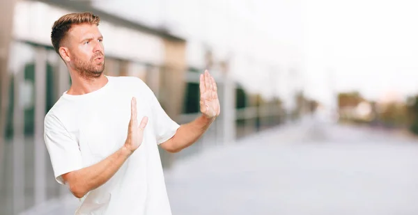 Giovane Uomo Biondo Segnalazione Stop Con Entrambi Palmi Delle Mani — Foto Stock