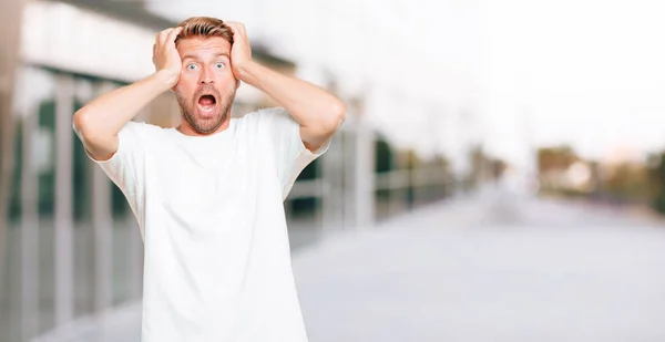 Blonde Jongeman Glimlachend Dansen Leuke Levendige Disco Muziek Zoek Gelukkig — Stockfoto