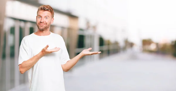 Jonge Blonde Man Schreeuwen Met Een Gek Verbaasde Blik Van — Stockfoto