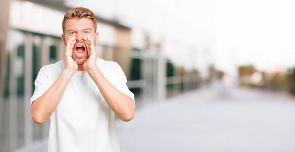 Joven Hombre Rubio Gritando Fuerte Como Loco Llamando Con Mano —  Fotos de Stock