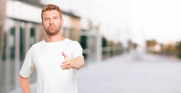 Junger Blonder Mann Mit Einem Lächelnden Selbstbewussten Stolzen Zufriedenen Und — Stockfoto