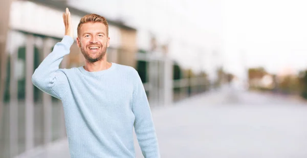 Jonge Blonde Man Die Gelukkig Realiseren Van Sommige Goed Verrassend — Stockfoto