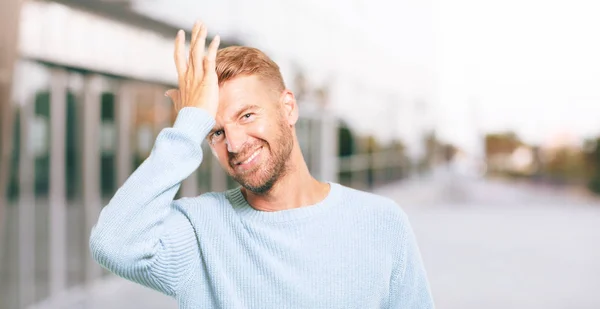 Jovem Loira Homem Feliz Percebendo Algumas Boas Surpreendentes Notícias Ter — Fotografia de Stock