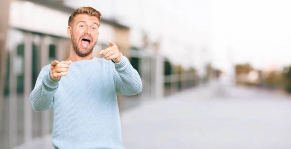 Ung Blond Man Skrattar Hårt Något Lustiga Och Pekande Mot — Stockfoto