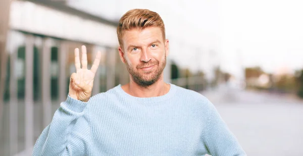 Junger Blonder Mann Lächelt Und Sieht Zufrieden Und Glücklich Aus — Stockfoto