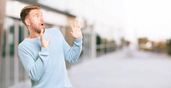 Blonde Jongeman Zoek Bang Bang Geschokt Schreeuwen Terreur Geconfronteerd Met — Stockfoto