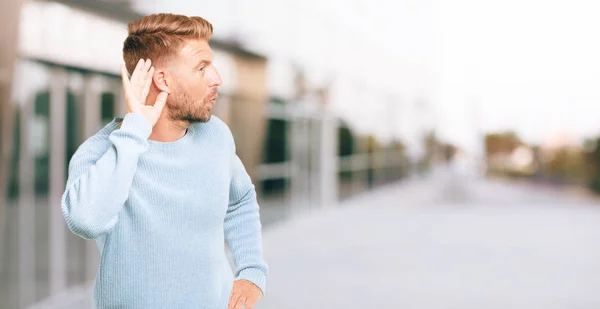 Ung Blond Man Uppmärksamma Försöka Höra Och Lyssna Till Vad — Stockfoto