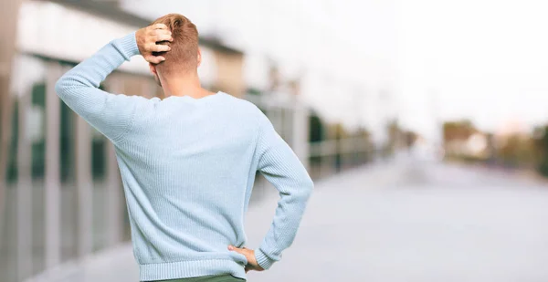 Jonge Blonde Man Terug Bekijken Hand Heup Een Object Verte — Stockfoto