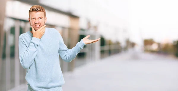 Jovem Loira Homem Posando — Fotografia de Stock