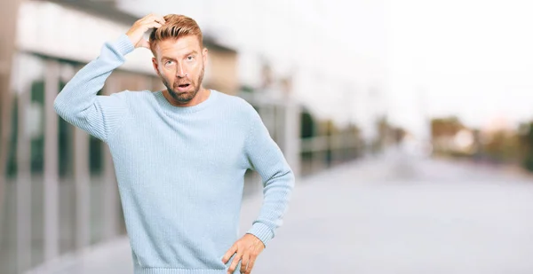 Junger Blonder Mann Mit Einem Dümmlichen Dummen Albernen Blick Schockiert — Stockfoto