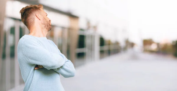 Junger Blonder Mann Mit Abweichender Ernster Strenger Miene Mit Verschränkten — Stockfoto