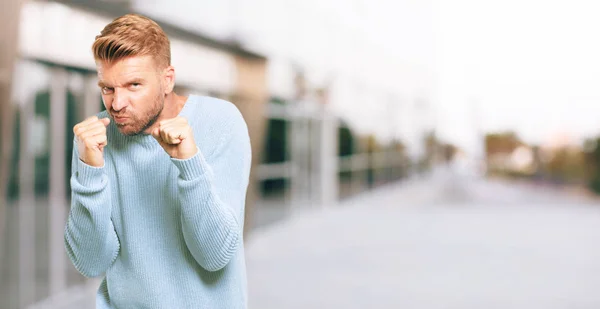 Ung Blond Man Med Arg Aggressiv Och Hotfull Pose Redo — Stockfoto