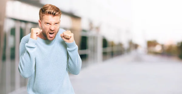 Blonde Jongeman Met Een Boos Agressief Dreigend Pose Klaar Voor — Stockfoto