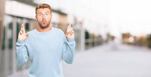 Blond Mladík Přechod Prsty Přát Štěstí Naděje Horlivý Nadšený Výraz — Stock fotografie