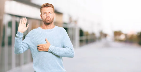 Jonge Blonde Man Die Lacht Zelfverzekerd Terwijl Het Maken Van — Stockfoto